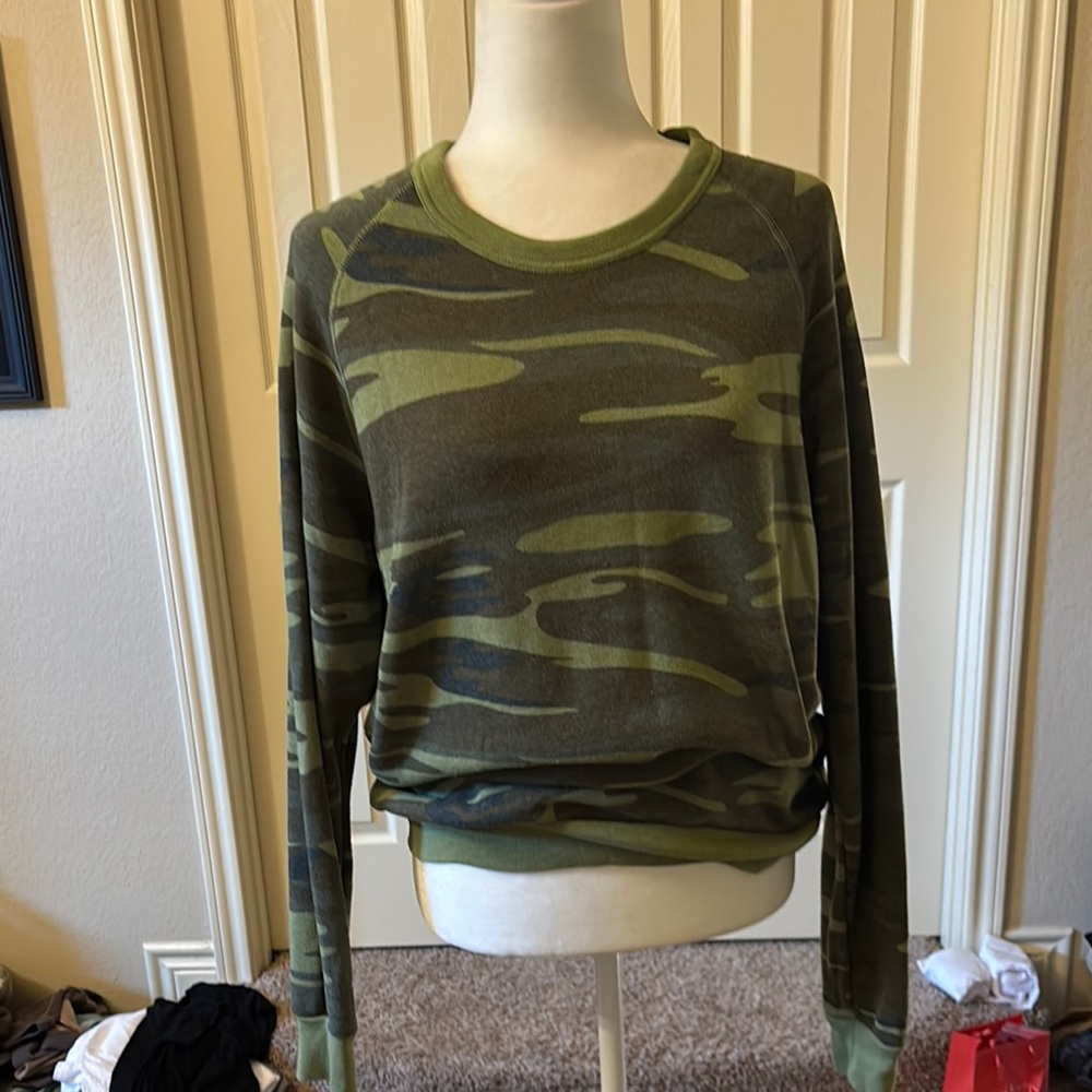 NWT Wren and Glory Women’s Camoflauge Sweatshirt “Welcome to the Shitshow” Sz M